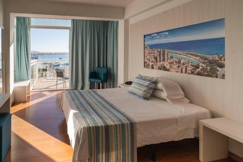Deluxe Double Room with Balcony and Sea View image 4