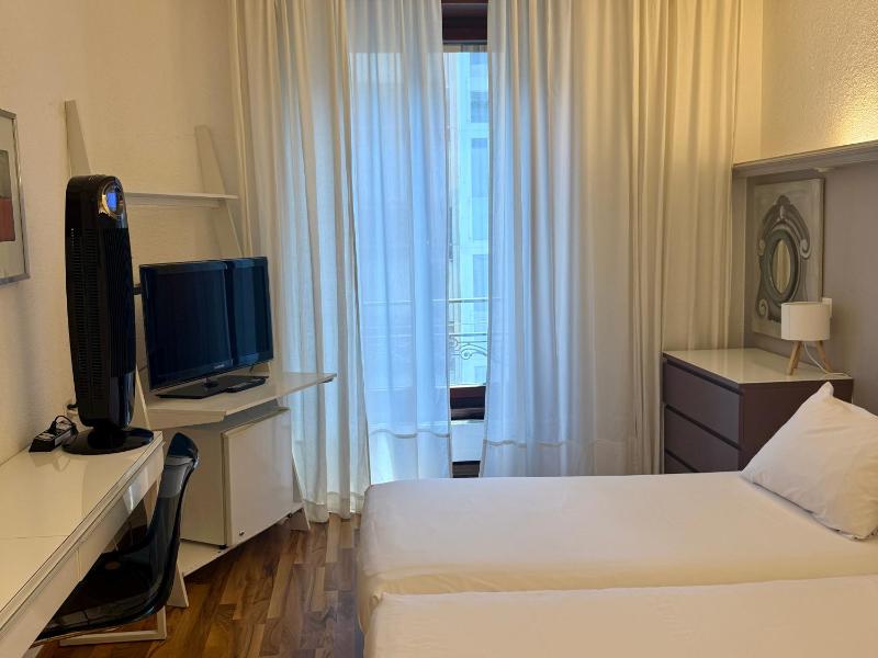 Twin Room image 4