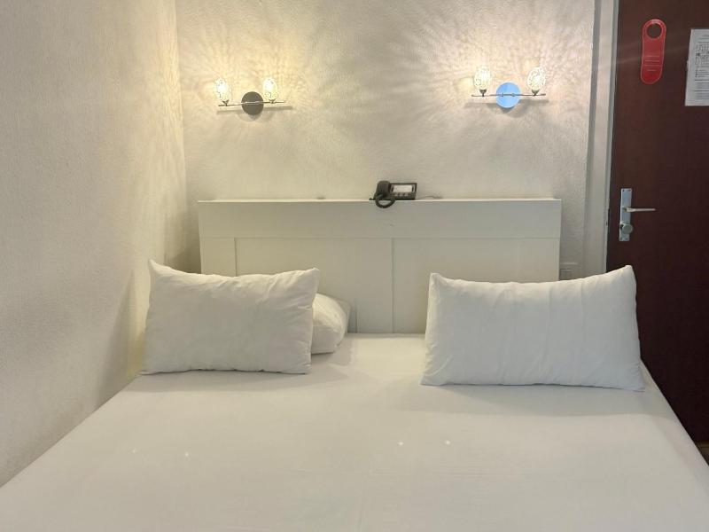 Single Room with Private External Bathroom image 1