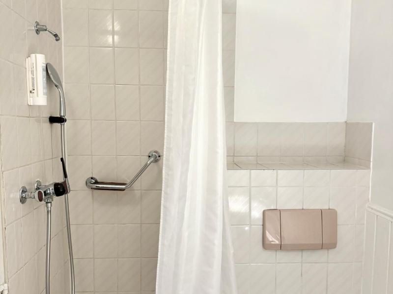 Single Room with Private External Bathroom image 4