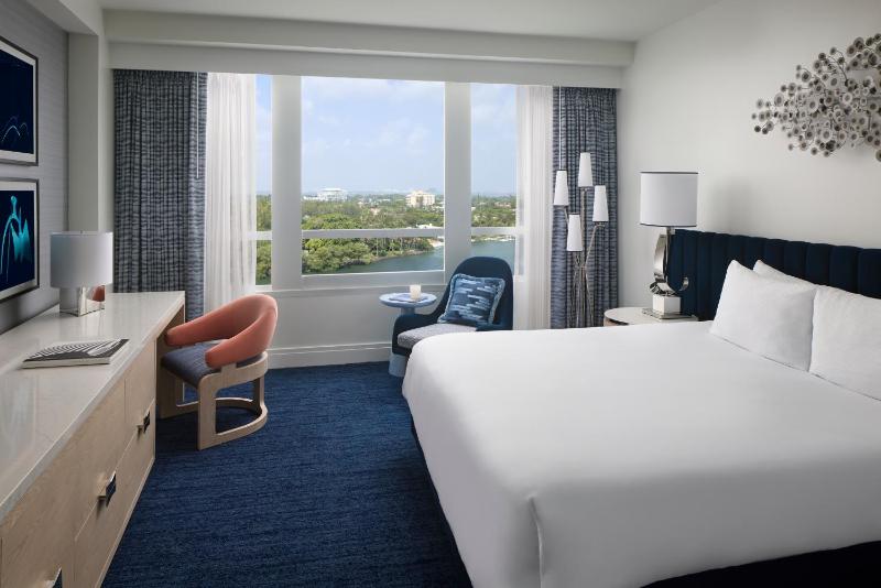 Deluxe King Room with Bay View image 1