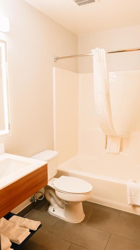 Queen Studio Suite - Non-Smoking image 1