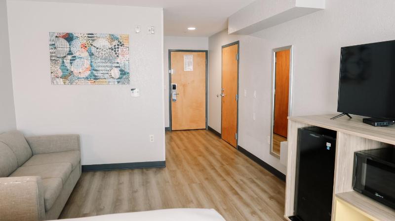 Queen Studio Suite - Non-Smoking image 2