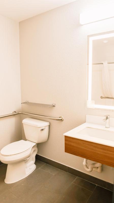 Queen Room - Disability Access/Non-Smoking image 3