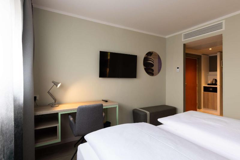 Twin Room image 4