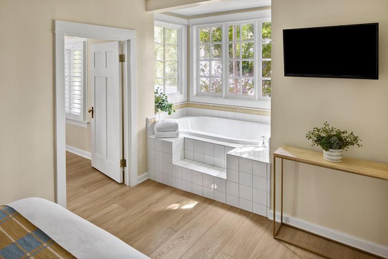 Signature Queen Suite + Sofa Bed image 3