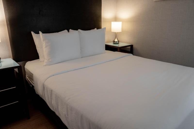 Standard Queen Room image 3