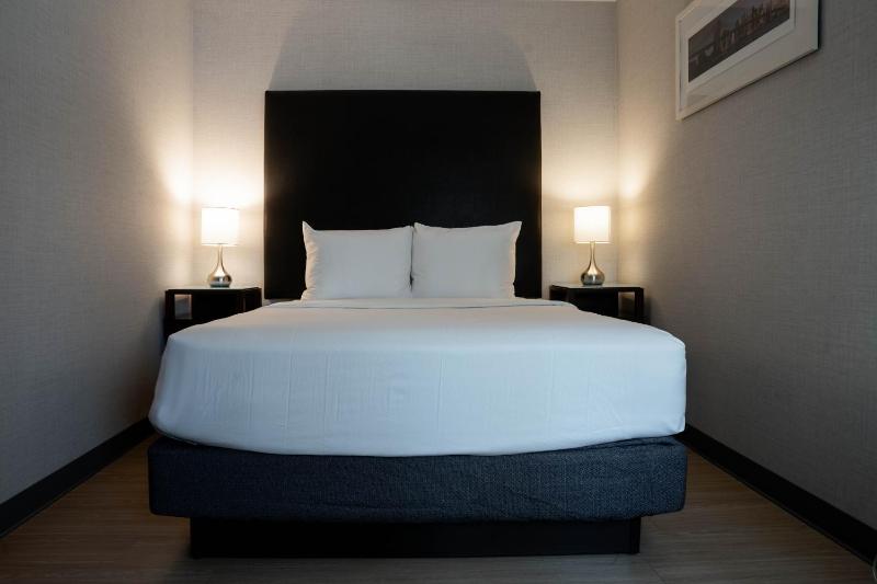 Deluxe Queen Room image 1
