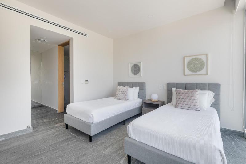 Luxury Condo of 4 Bedrooms - image 2