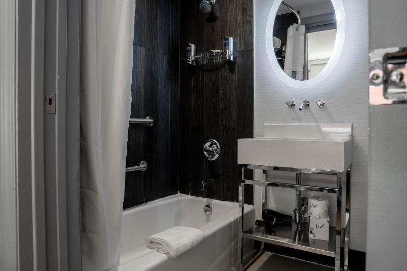 Queen Room - Disability Access image 2