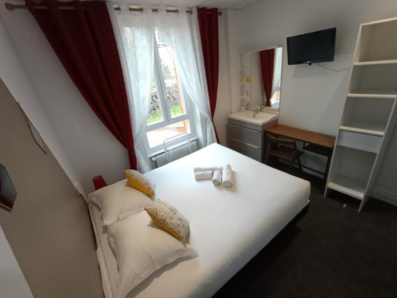 Standard Double Room with Shared Bathroom image 4