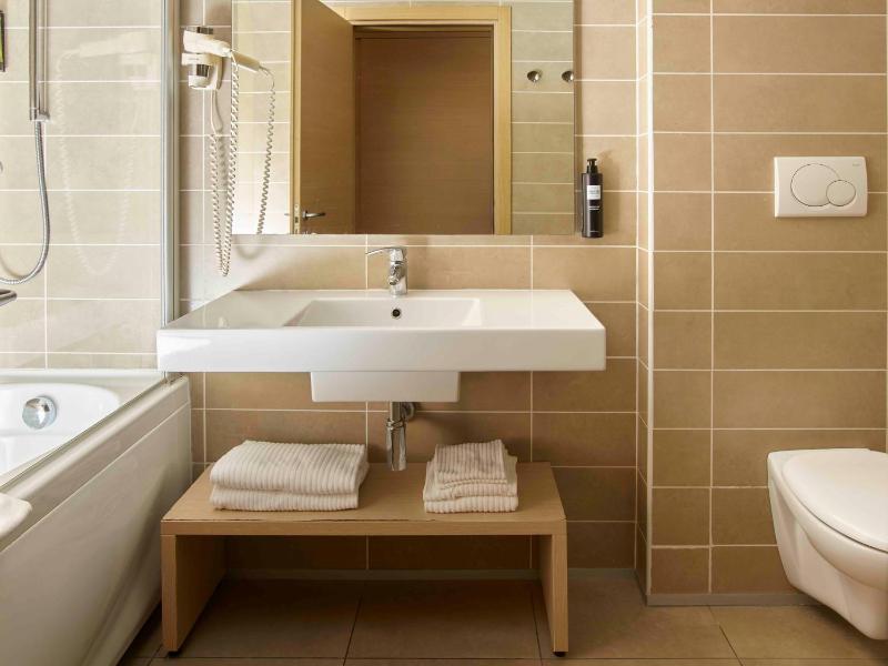 Deluxe Double Room with Balcony image 2