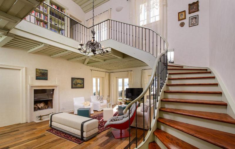 Elegant Brac Villa 4 Bedrooms Villa Shoreline Serenity Stunning Sea Views - image 41
