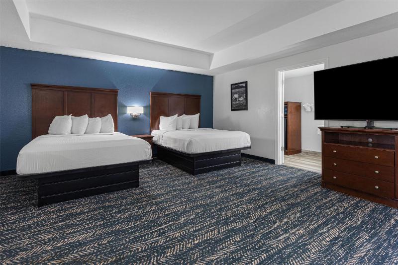 Queen Room with Three Queen Beds and Bath Tub - Disability Access/Non-Smoking image 3