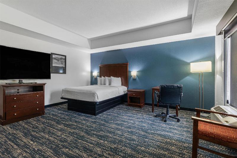 Queen Room with Three Queen Beds and Bath Tub - Disability Access/Non-Smoking image 1