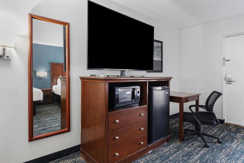 Queen Room with Two Queen Beds - Non-Smoking image 4