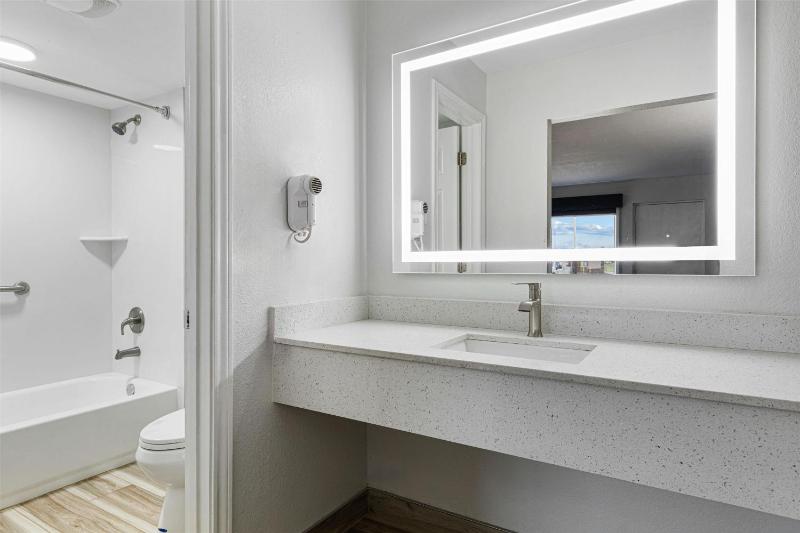 Queen Room with Two Queen Beds - Non-Smoking image 2