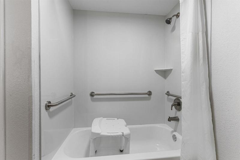 Queen Room with Three Queen Beds and Bath Tub - Disability Access/Non-Smoking image 4