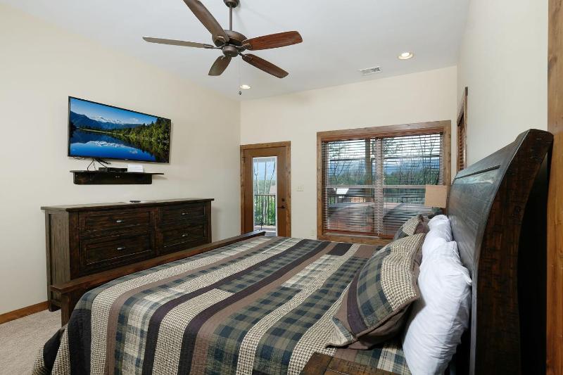 Relax and Soak with a Mountain View! - Bear Watch 1011 - image 39
