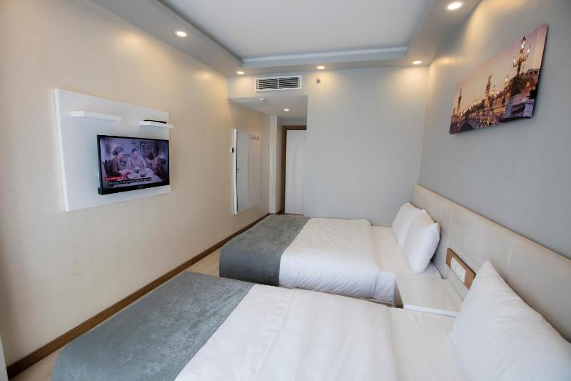 Deluxe Family Room image 4