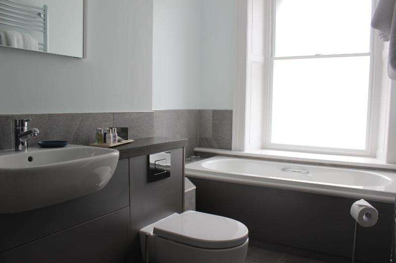 Deluxe Double or Twin Room image 3