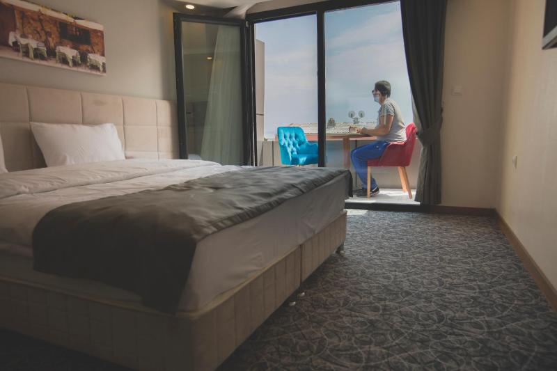 Deluxe Family Suite with Balcony image 2