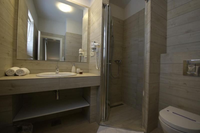 Deluxe Double Room image 4