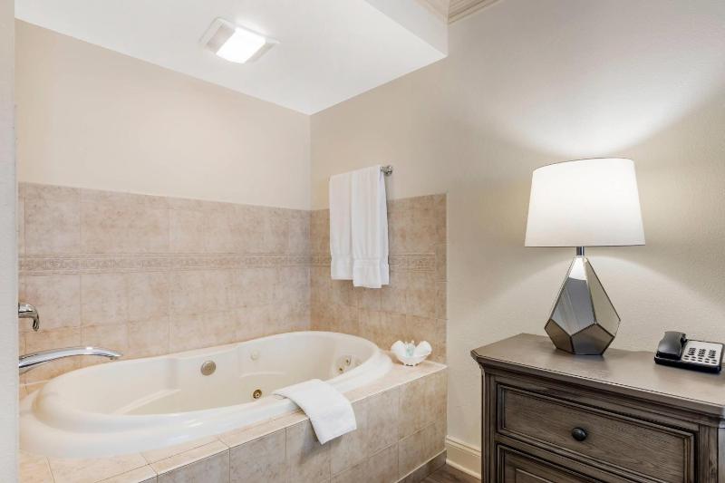 King Room with Whirlpool - Non-Smoking image 3