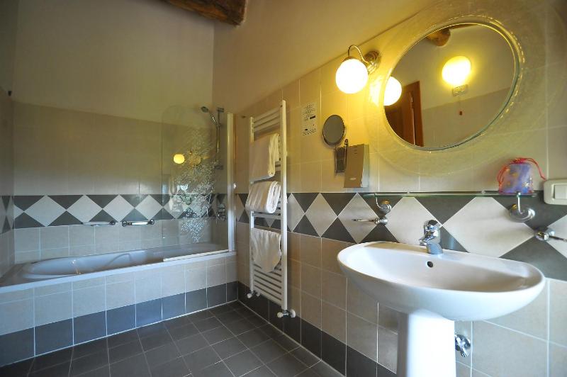 Standard Double Room image 3
