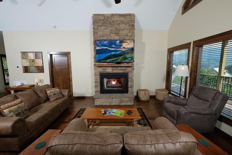 Relax and Soak with a Mountain View! - Bear Watch 1011 - image 29