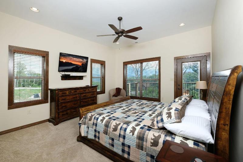 Relax and Soak with a Mountain View! - Bear Watch 1011 - image 8