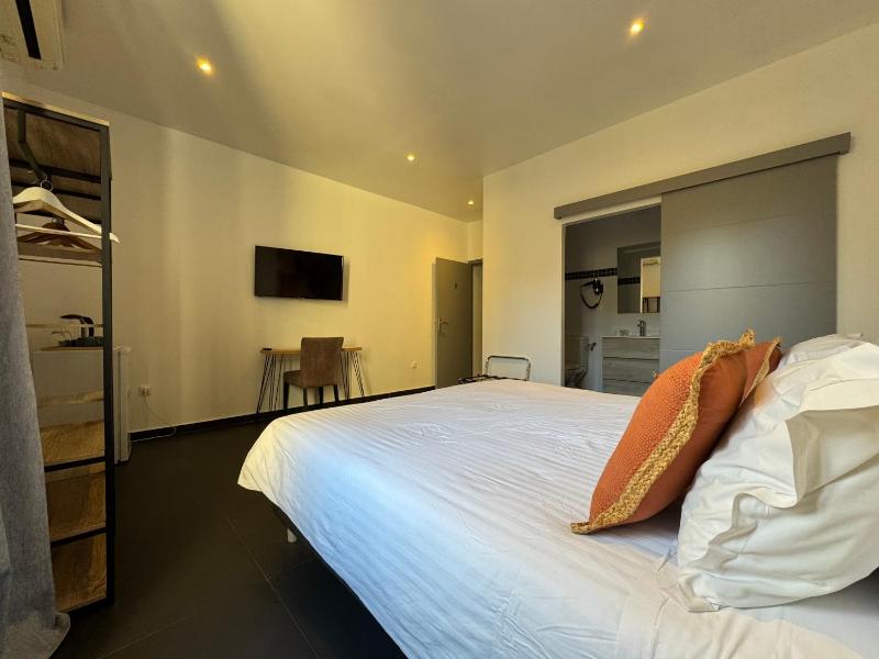 King Room with Garden View image 3