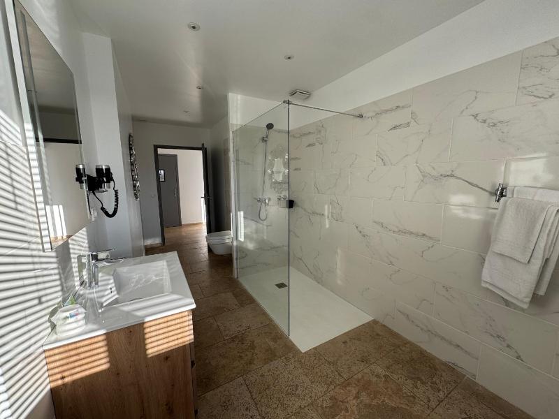Queen Room with Sea View image 2