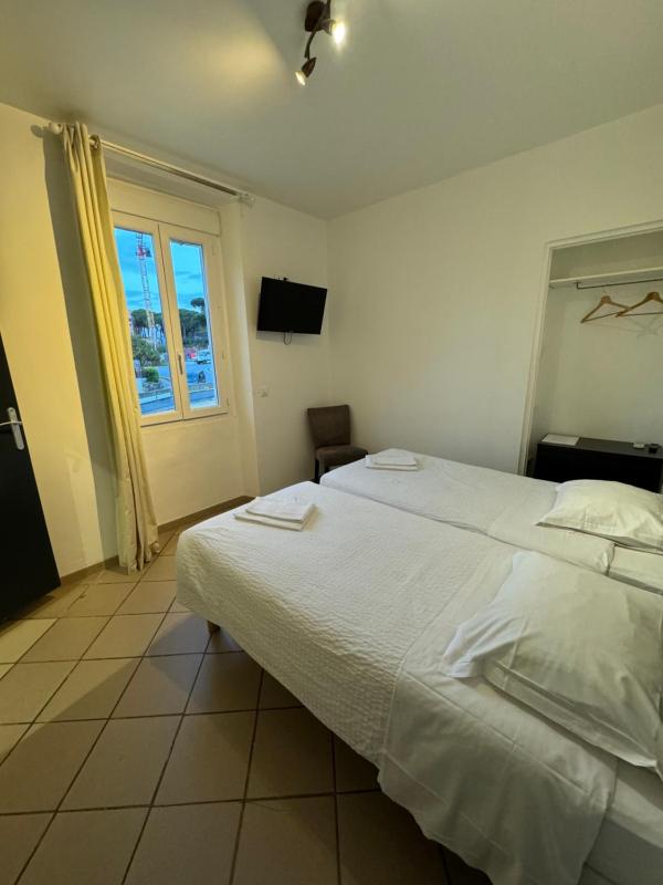 Double or Twin Room image 3