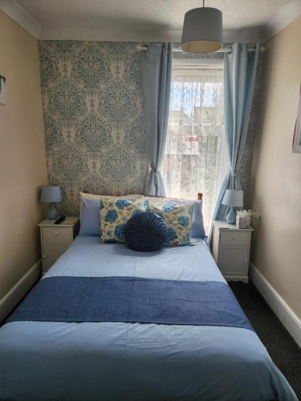 Small Double Room with Private External Bathroom image 1
