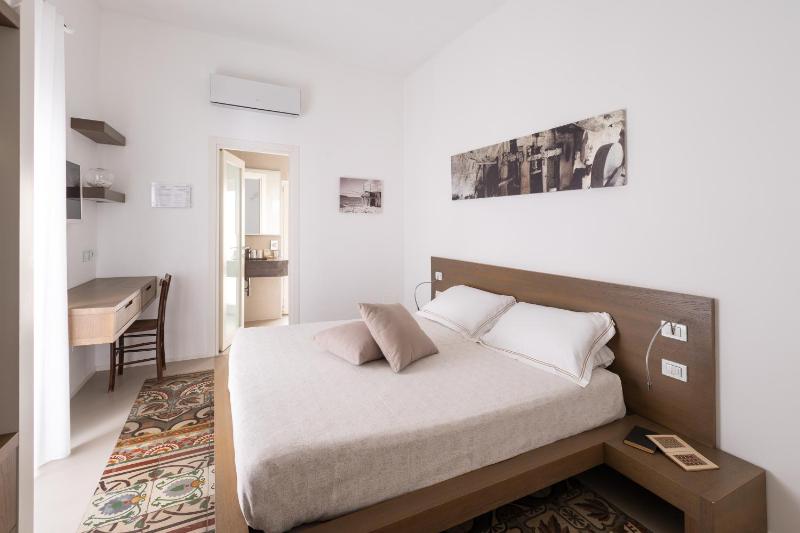 Deluxe Double Room image 1