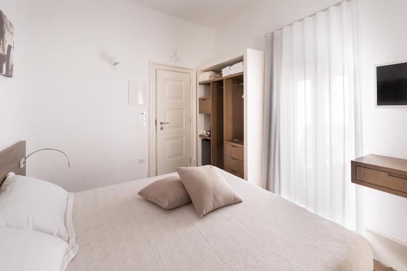 Deluxe Double Room image 3
