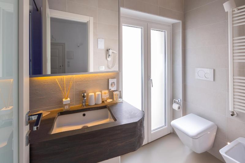 Deluxe Double Room image 4