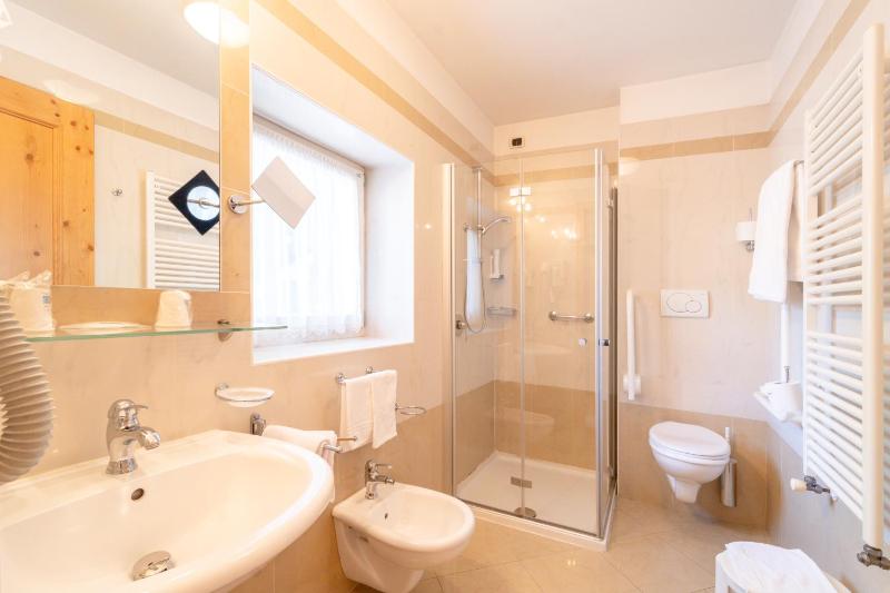 Standard Double or Twin Room with Balcony image 4