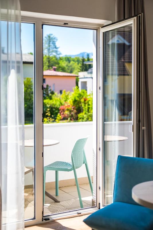 Deluxe Double Room with Balcony image 3