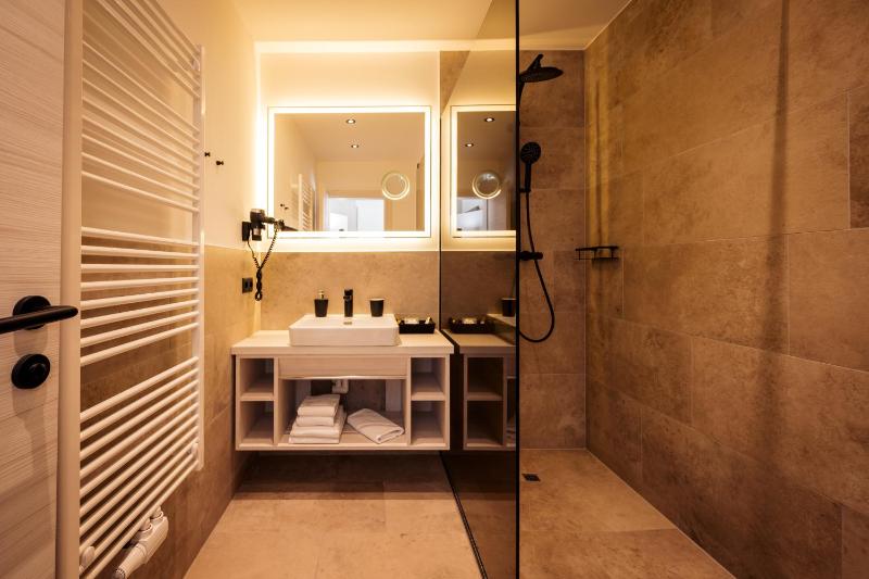 Deluxe Double Room with Balcony image 4