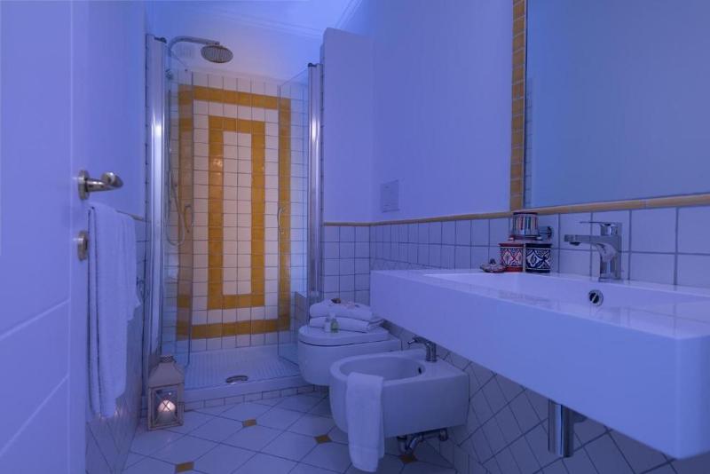 Deluxe Triple Room with Sea View image 2