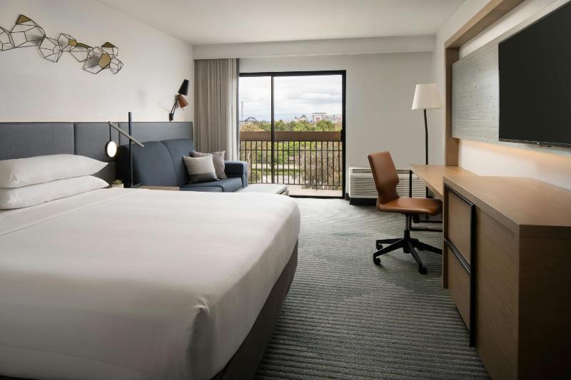 Deluxe King Room with Sofa Bed - Tower image 1