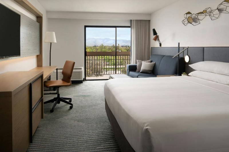 Deluxe King Room with Sofa Bed - Tower image 3