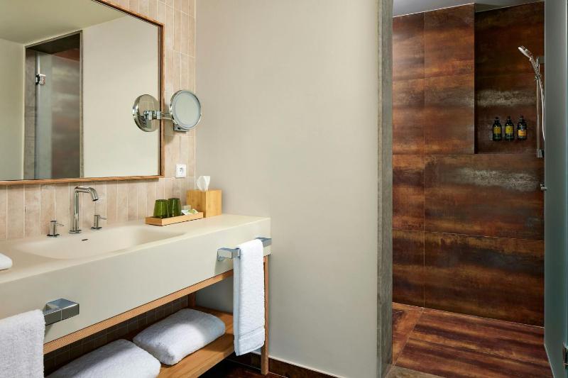 One-Bedroom King Suite with Sofa Bed and Balcony - Resort View and Club Lounge Access image 2