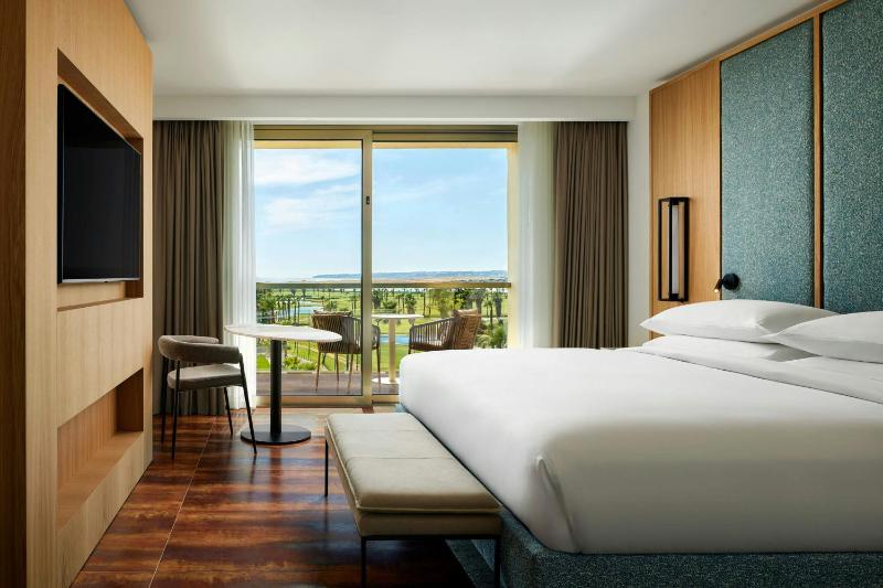 One-Bedroom King Suite with Sofa Bed and Balcony - Sea View and Club Lounge Access image 3