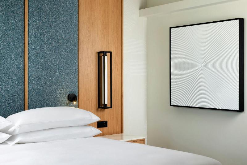 One-Bedroom King Suite with Sofa Bed and Balcony - Sea View and Club Lounge Access image 4