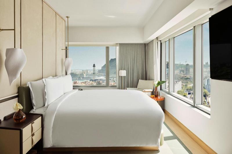 Executive King Suite with City View image 4