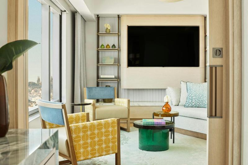 Executive King Suite with City View image 3