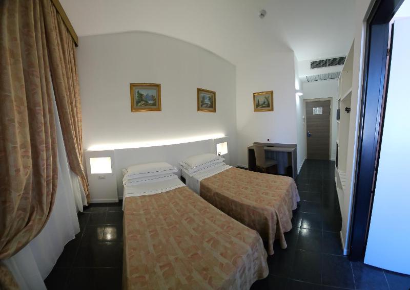 Economy Twin Room image 3